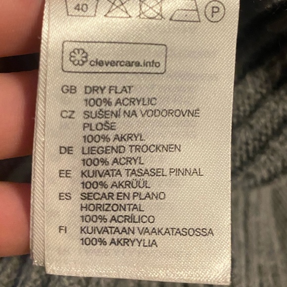 H&M Sweater Size Small - Picture 5 of 5